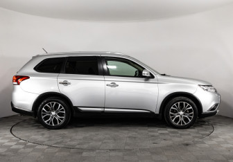 Подержанный автомобиль Mitsubishi Outlander 2015 года (4 фото)