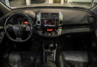 Подержанный автомобиль Toyota RAV4 2010 года (11 фото)
