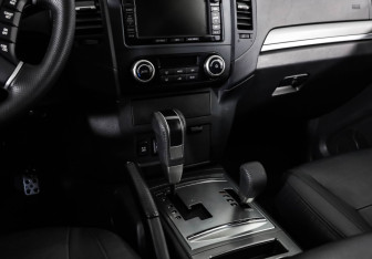 Подержанный автомобиль Mitsubishi Pajero 2014 года (13 фото)