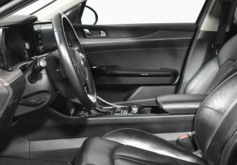 Подержанный автомобиль Kia K5 2021 года (10 фото)