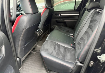 Подержанный автомобиль Toyota Hilux 2022 года (12 фото)