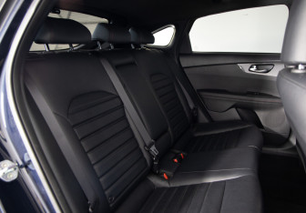 Подержанный автомобиль Kia K3 Hatchback 2021 года (12 фото)