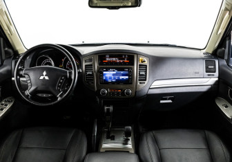 Подержанный автомобиль Mitsubishi Pajero 2015 года (11 фото)