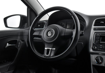 Подержанный автомобиль Volkswagen Polo Sedan 2013 года (15 фото)