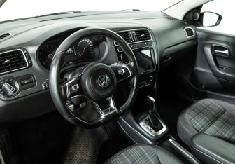 Подержанный автомобиль Volkswagen Polo Sedan 2016 года (11 фото)