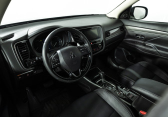 Подержанный автомобиль Mitsubishi Outlander 2020 года (11 фото)