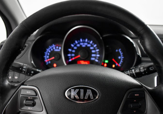 Подержанный автомобиль Kia Rio Hatchback 2016 года (17 фото)