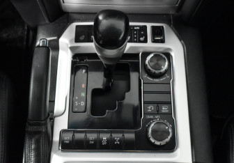 Подержанный автомобиль Toyota Land Cruiser Suv 2015 года (11 фото)