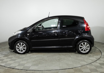 Подержанный автомобиль Peugeot 107 2009 года (8 фото)