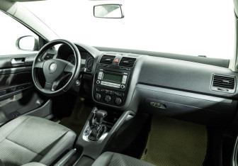 Подержанный автомобиль Volkswagen Jetta Sedan 2009 года (9 фото)