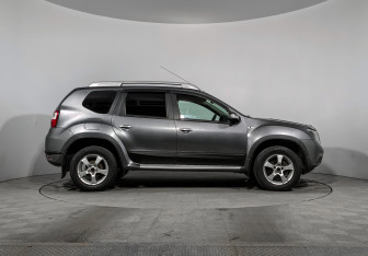 Подержанный автомобиль Nissan Terrano 2017 года (4 фото)