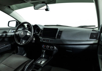 Подержанный автомобиль Mitsubishi Lancer Sedan 2012 года (9 фото)