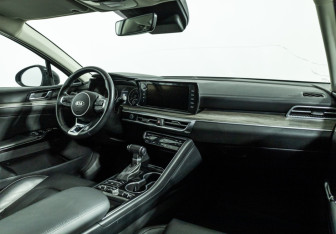 Подержанный автомобиль Kia K5 2021 года (9 фото)