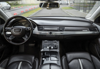 Подержанный автомобиль Audi A8 2011 года (11 фото)