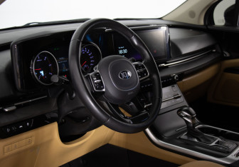 Подержанный автомобиль Kia Carnival 2021 года (20 фото)