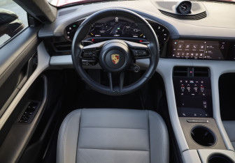 Подержанный автомобиль Porsche Taycan 2021 года (14 фото)