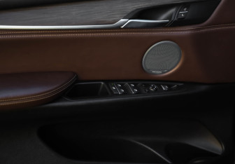 Подержанный автомобиль BMW X5 2013 года (25 фото)