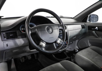 Подержанный автомобиль Daewoo Gentra Sedan 2013 года (12 фото)