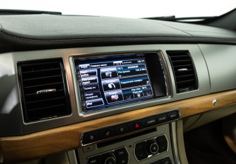 Подержанный автомобиль Jaguar XF Sedan 2015 года (16 фото)