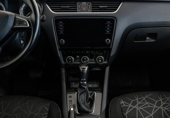 Подержанный автомобиль Skoda Octavia Liftback 2019 года (12 фото)