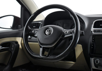 Подержанный автомобиль Volkswagen Polo Sedan 2016 года (14 фото)