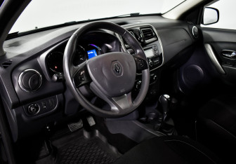 Подержанный автомобиль Renault Sandero 2016 года (9 фото)