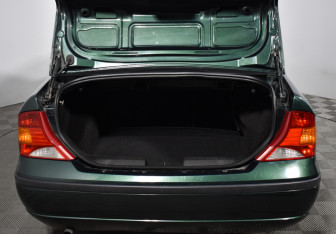 Подержанный автомобиль Ford Focus Sedan 2004 года (18 фото)