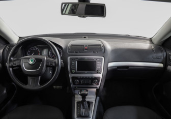 Подержанный автомобиль Skoda Octavia Liftback 2009 года (9 фото)