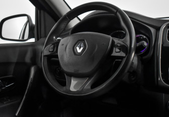 Подержанный автомобиль Renault Sandero 2015 года (15 фото)