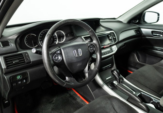 Подержанный автомобиль Honda Accord Sedan 2013 года (11 фото)