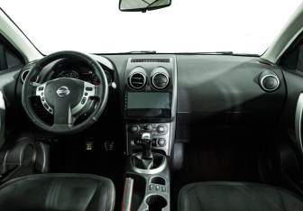 Подержанный автомобиль Nissan Qashqai 2010 года (13 фото)