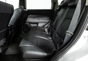 Подержанный автомобиль Mitsubishi Outlander 2017 года (10 фото)