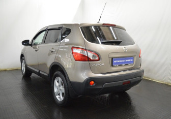 Подержанный автомобиль Nissan Qashqai 2012 года (7 фото)