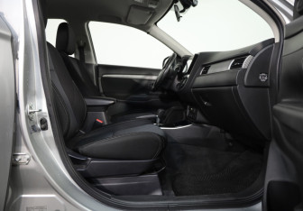 Подержанный автомобиль Mitsubishi Outlander 2017 года (24 фото)