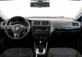 Подержанный автомобиль Volkswagen Jetta Sedan 2012 года (10 фото)