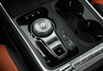 Подержанный автомобиль Kia Carnival 2024 года (24 фото)