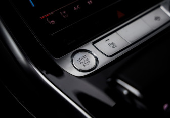 Подержанный автомобиль Audi Q8 2019 года (22 фото)