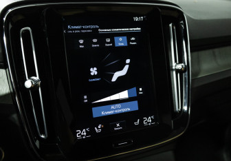 Подержанный автомобиль Volvo XC40 2021 года (16 фото)