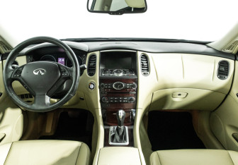 Подержанный автомобиль Infiniti QX50 2016 года (13 фото)