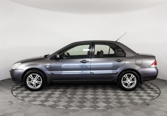 Подержанный автомобиль Mitsubishi Lancer Sedan 2005 года (8 фото)