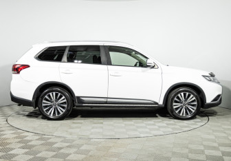 Подержанный автомобиль Mitsubishi Outlander 2019 года (4 фото)