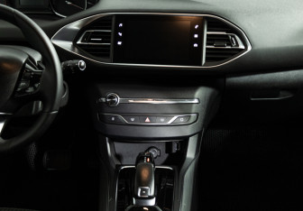 Подержанный автомобиль Peugeot 308 Wagon 2018 года (14 фото)