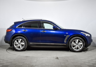 Подержанный автомобиль Infiniti QX70 2014 года (4 фото)