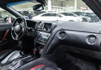 Подержанный автомобиль Nissan GT-R 2011 года (11 фото)