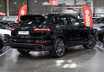 Подержанный автомобиль Porsche Cayenne 2017 года (7 фото)