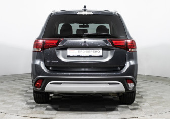 Подержанный автомобиль Mitsubishi Outlander 2020 года (6 фото)