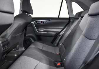 Подержанный автомобиль Toyota RAV4 2020 года (11 фото)