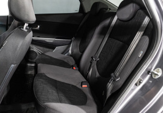 Подержанный автомобиль Kia Rio Sedan 2015 года (10 фото)