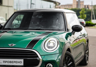 Подержанный автомобиль MINI Hatch 2020 года (2 фото)
