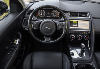 Подержанный автомобиль Jaguar E-Pace 2019 года (12 фото)